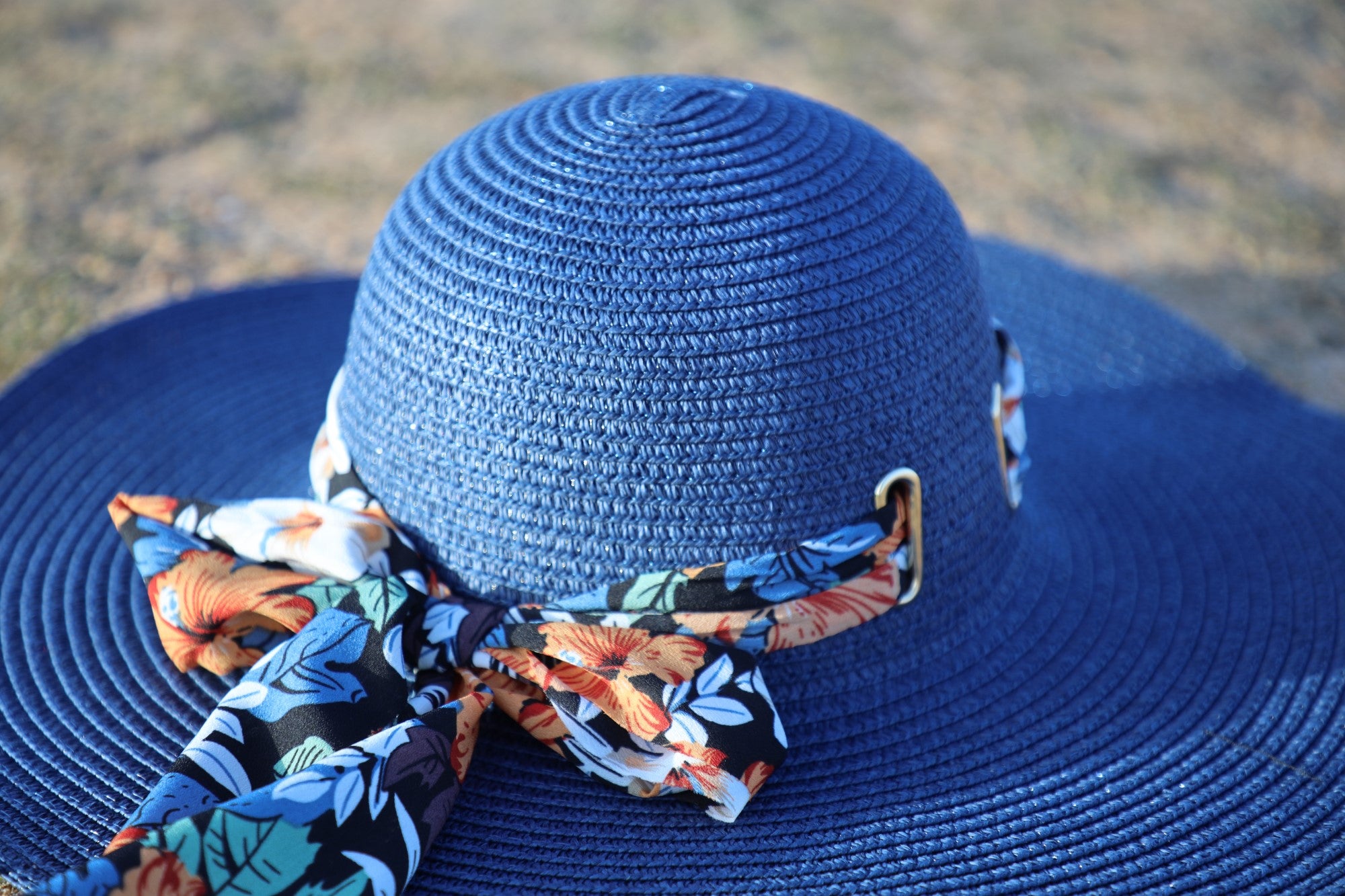 CHAPEAU DE PLAGE ELEGANT EN BLEU