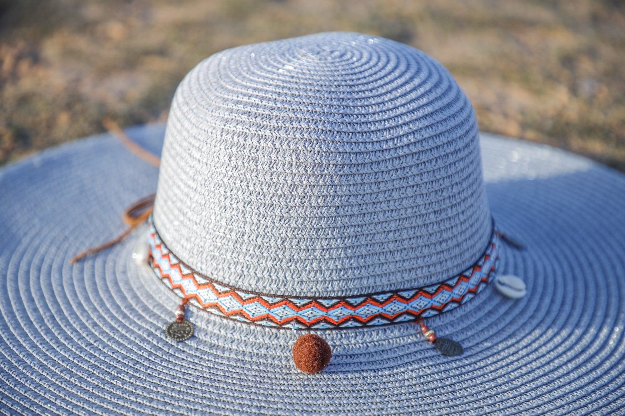 CHAPEAU DE PLAGE ELEGANT EN GRIS