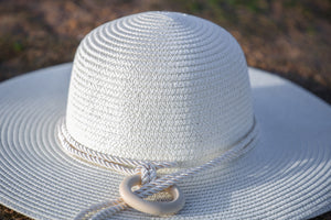 CHAPEAU DE PLAGE ELEGANT EN BLANC