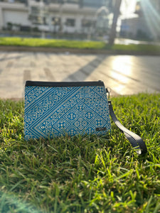 POCHETTE/TROUSSE BRODÉE EN BLEU CIEL