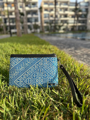 POCHETTE/TROUSSE BRODÉE EN BLEU CIEL