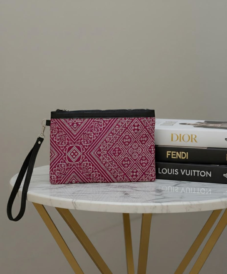 POCHETTE/TROUSSE BRODÉE EN FUSHIA