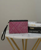 POCHETTE/TROUSSE BRODÉE EN FUSHIA